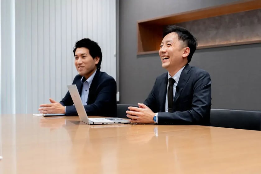 笑顔で話す小川氏と安井氏