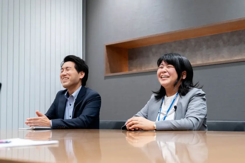 笑顔で成果を語る福井氏と安井氏